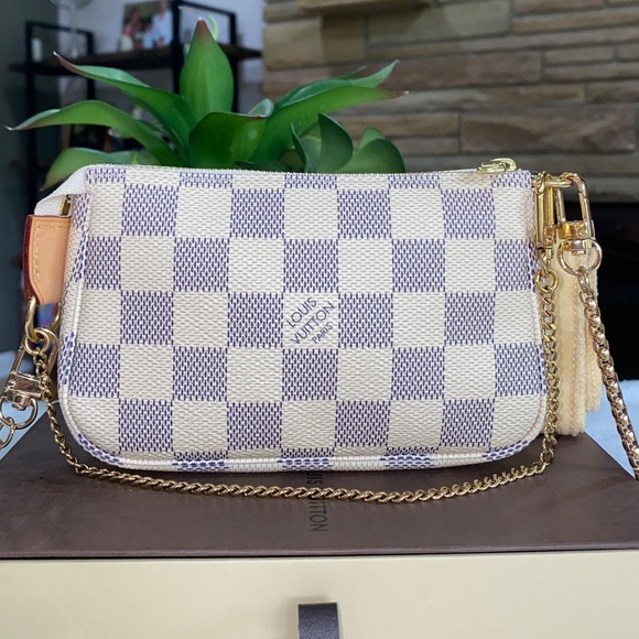 Louis Vuitton Handbags - ❤️Authentic mini pochette